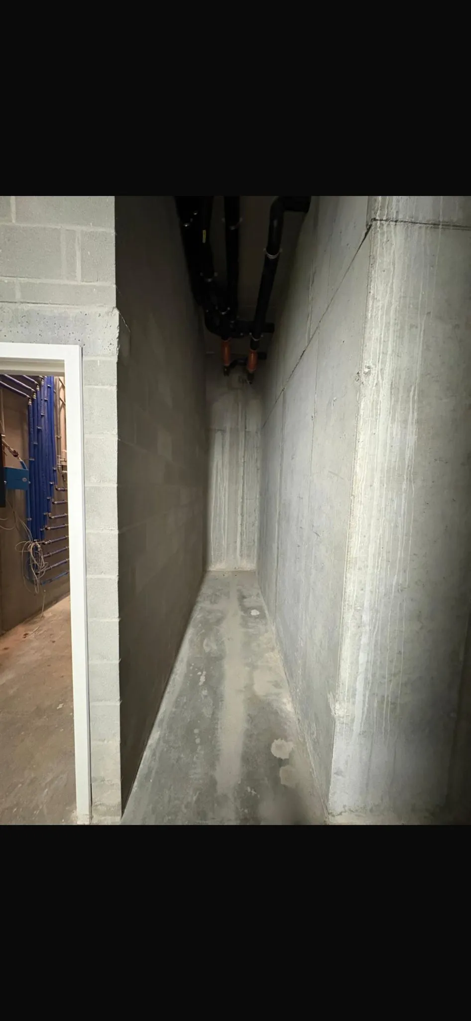 Large storage unit 4×1.5 m — narrow corridor style, concrete walls